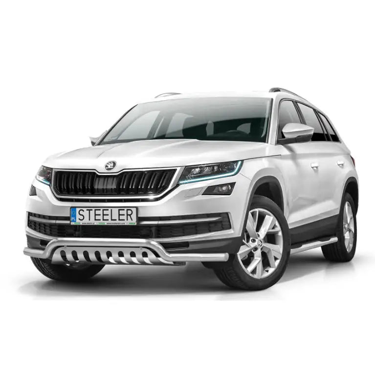 Frontbøyle på Skoda Kodiaq 16-21 EC godkjent lav modell, sett forfra med metallbøyle og frontlys.