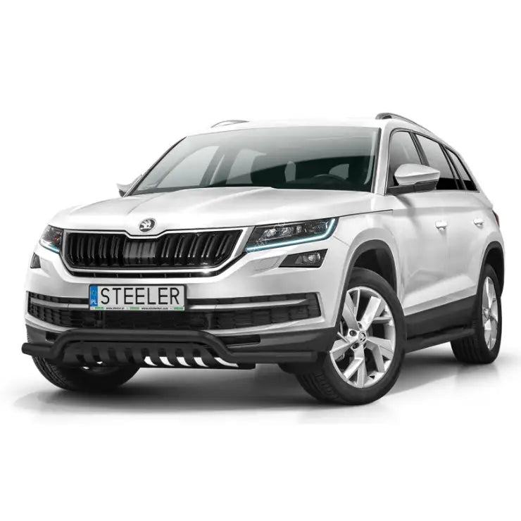 Kufanger til Skoda Kodiaq 16-21, sort metall montert foran på hvit SUV med LED-lys.