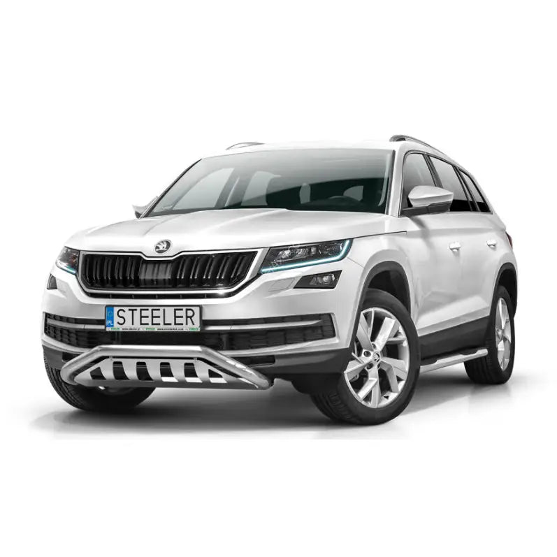 Frontbøyle Skoda Kodiaq 16-21 montert foran på sølvfarget SUV med svarte detaljer, sett fra venstre.