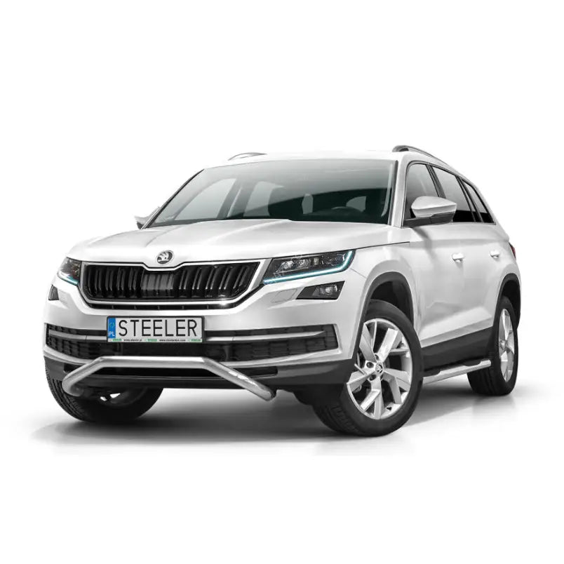 Frontbøyle Skoda Kodiaq 16-21 i metall på hvit SUV med sølvfargede stigtrinn og LED-lykter.