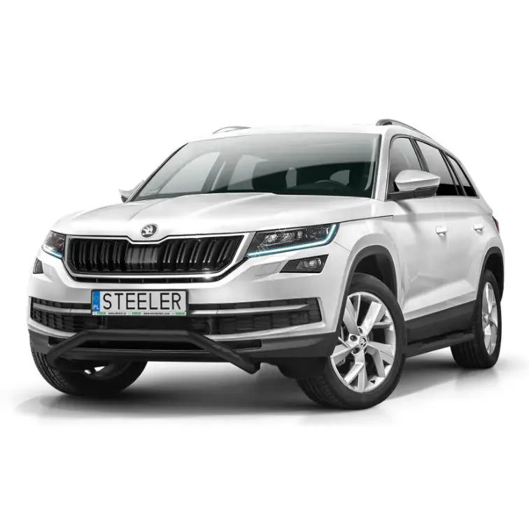 Kufanger på hvit Skoda Kodiaq 16-21 med svarte detaljer og frontbøyle under støtfangeren.