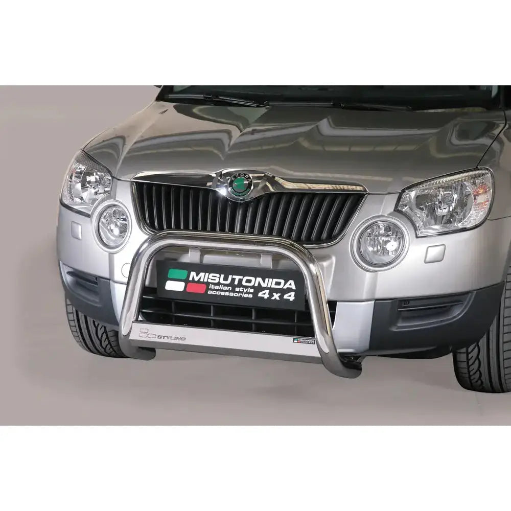 Frontbøyle Skoda Yeti 10-13 montert på sølvfarget SUV, robust blank bøyle på støtfanger.