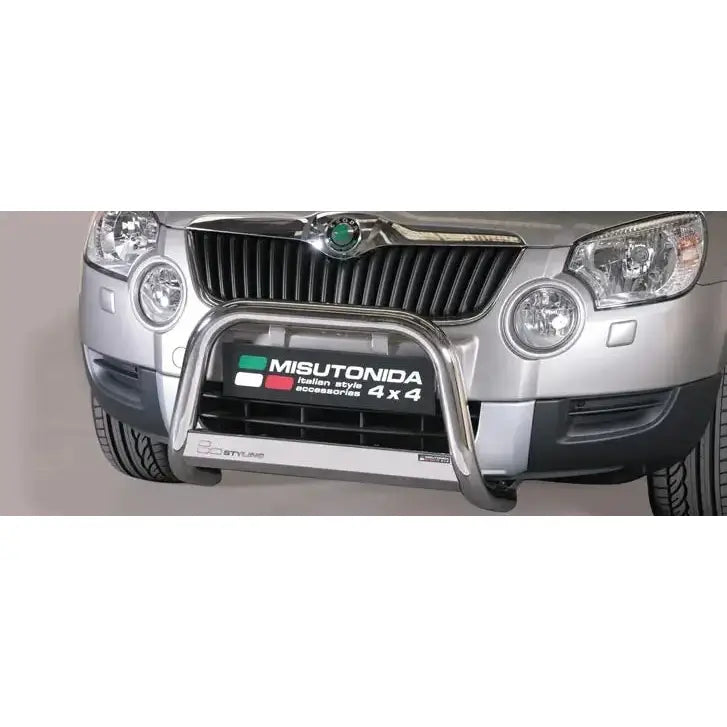 Frontbøyle Skoda Yeti 10-13 montert på sølvfarget SUV, sett rett forfra mot bilen.
