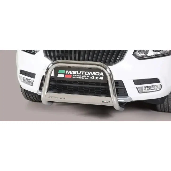 Frontbøyle Skoda Yeti 14-17 i sølv metall montert på hvit bil, sett rett forfra med logo.