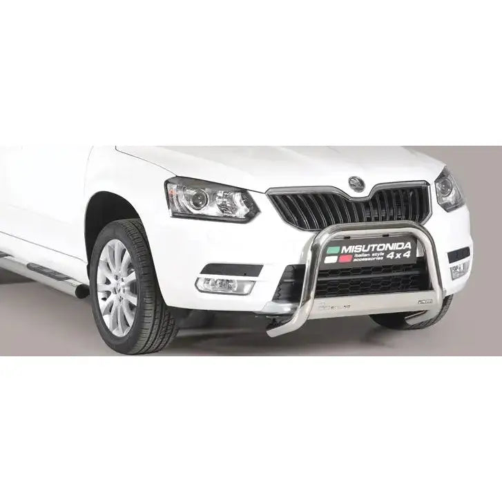 Frontbøyle Skoda Yeti 14-17 montert på hvit SUV med grillbeskytter, sett fra skrått forhjulsperspektiv.