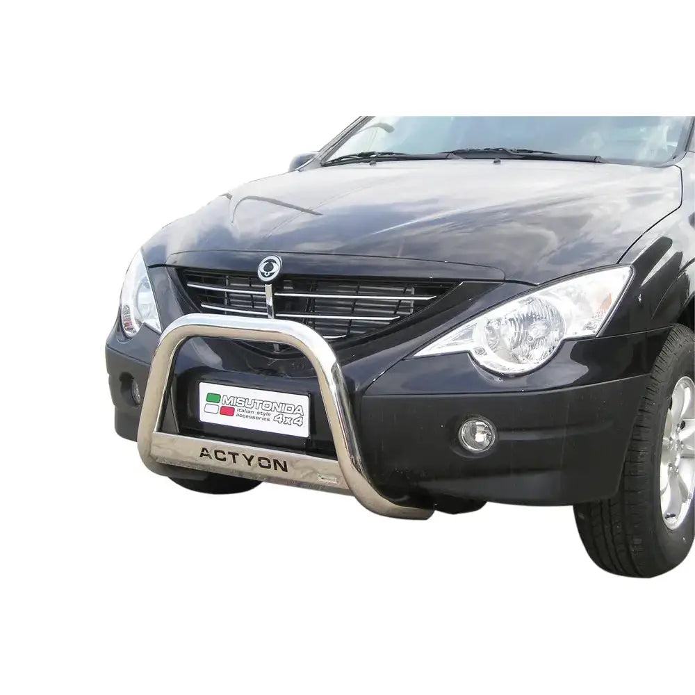 Frontbøyle Ssangyong Actyon 06-11 montert på svart bil med sølvfarget bøyle og ACTYON-logo.