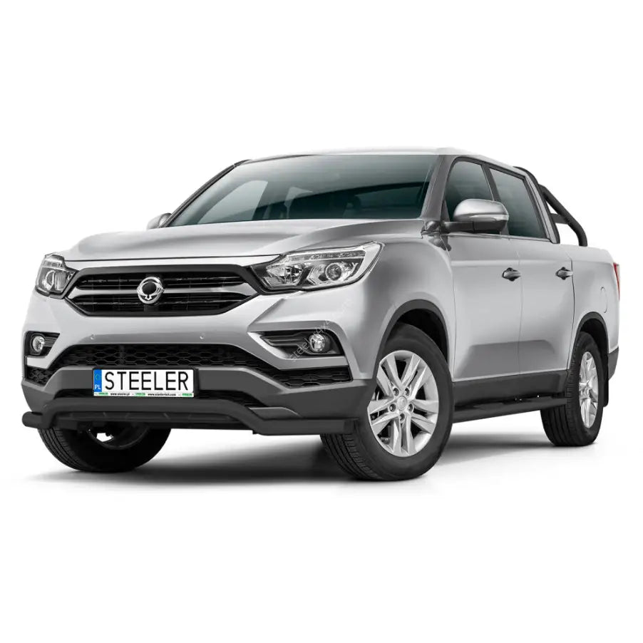 Kufanger på SsangYong Musso 18-21 EC godkjent lav, sett skrått forfra med sølvfarget karosseri.