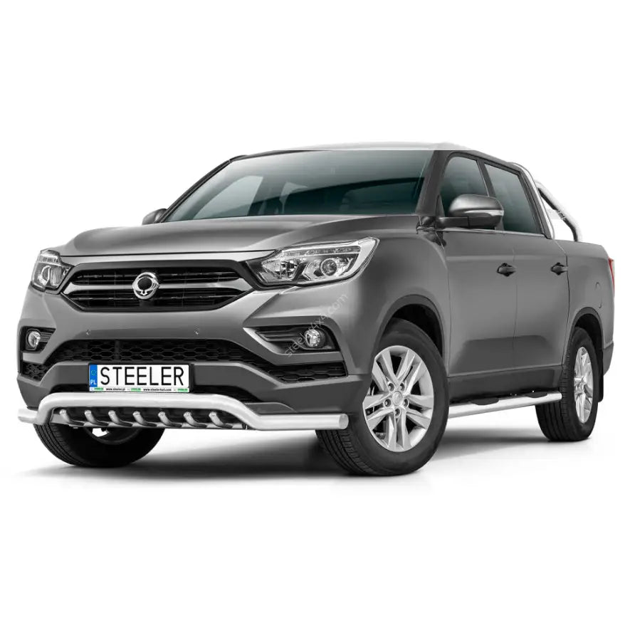 Frontbøyle SsangYong Musso 18-21 EC godkjent lav, krommet på grå pickup mot hvit bakgrunn.