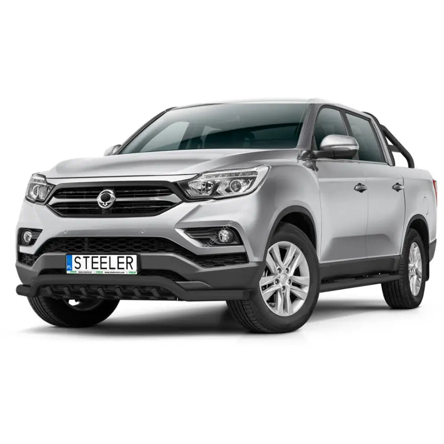 Kufanger på SsangYong Musso 18-21 pickup med sort frontfanger og synlig grill, sett skrått forfra.