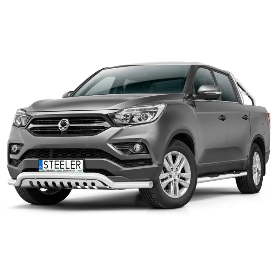Frontbøyle SsangYong Musso 18-21 EC godkjent lav med plate montert på grå pickup mot hvit bakgrunn.