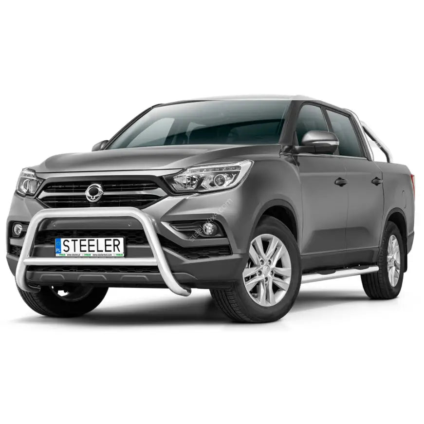 Frontbøyle SsangYong Musso 18-21 EC godkjent med tverrør montert på grå pickup, hvit bakgrunn.