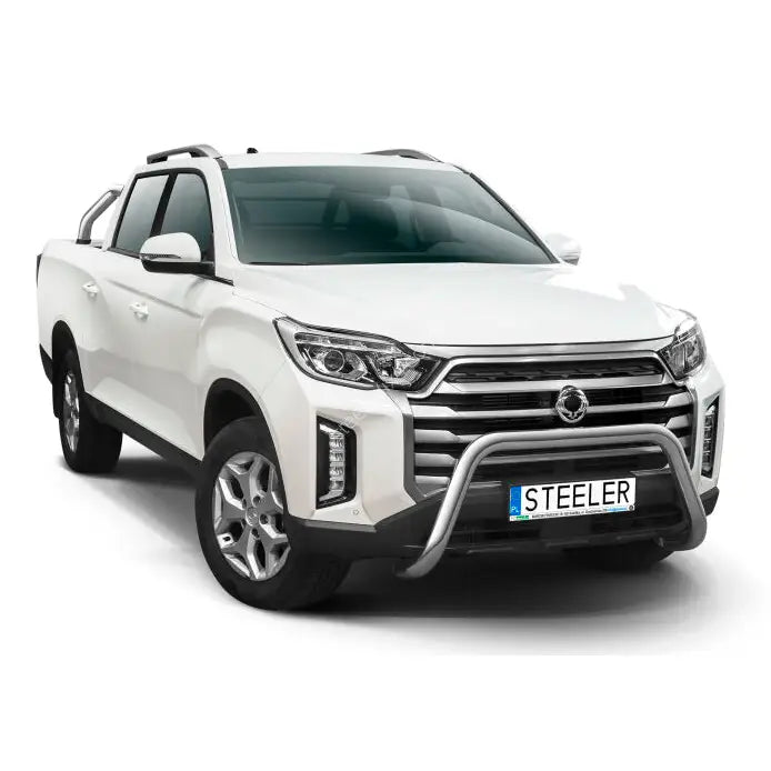 Frontbøyle på hvit SsangYong Musso 21 med kromdetaljer og store sølvfelger, EC godkjent.