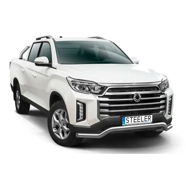 Frontbøyle på hvit SsangYong Musso pickup med sølvfelger og STEELER-skilt, sett skrått forfra.