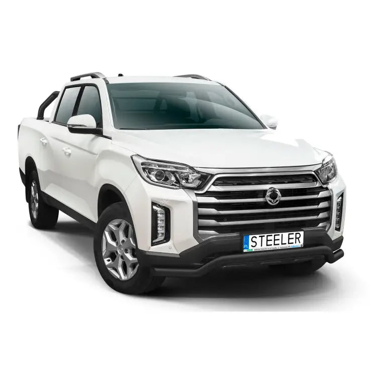 Kufanger på SsangYong Musso 21- pickup med sorte detaljer, store lykter og stigtrinn, sett skrått forfra.