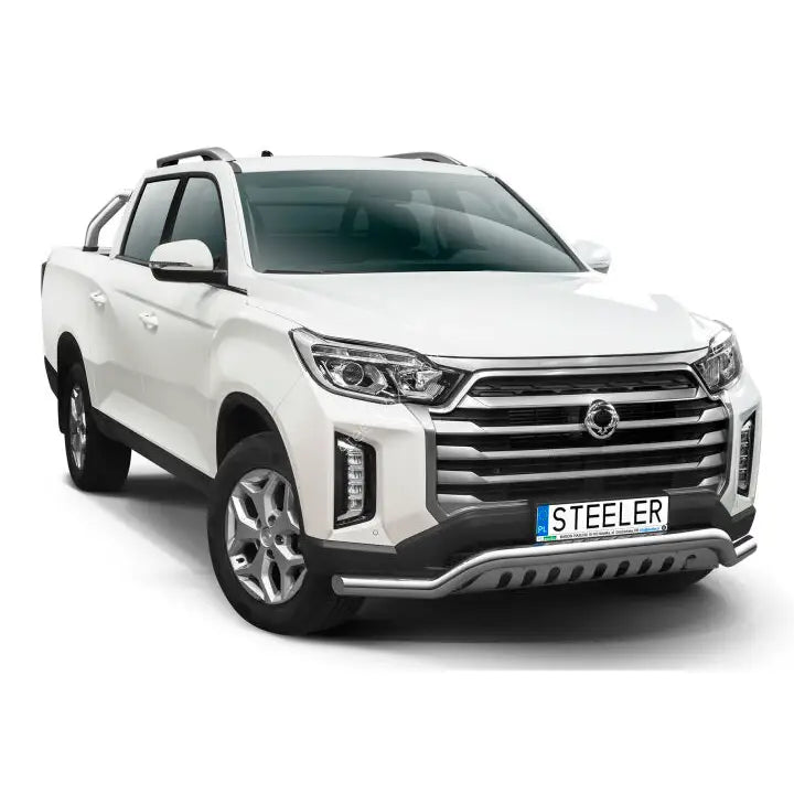 Frontbøyle på hvit SsangYong Musso 21 pickup med kromgrill og EC godkjent lav modell med plate.