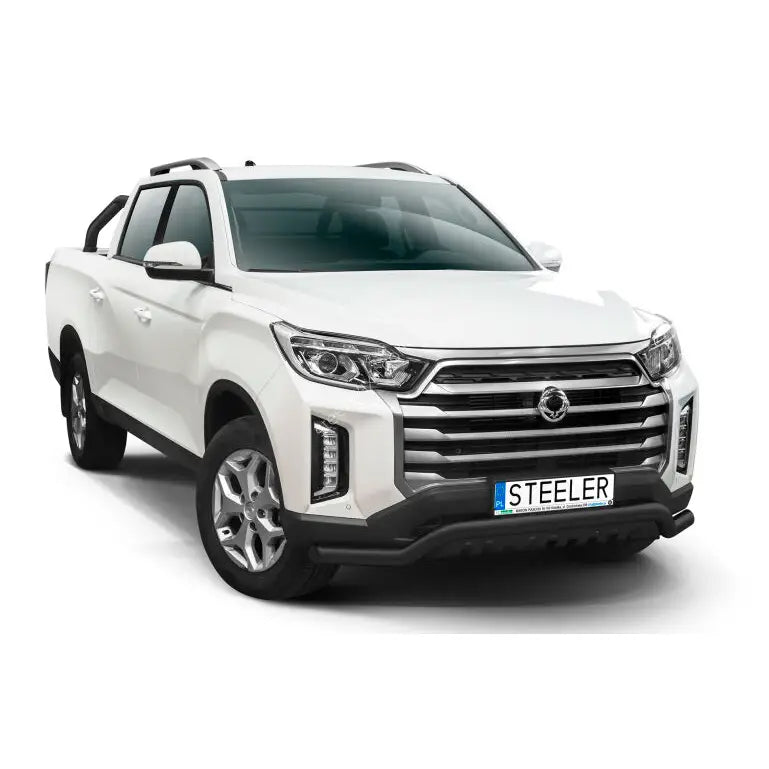 Kufanger på hvit SsangYong Musso 2021 med kromdetaljer og sorte bøyler, sett skrått forfra.