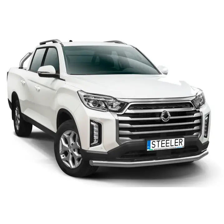 Frontbøyle på SsangYong Musso 21-modell i stål, montert på hvit pickup med kromdetaljer.