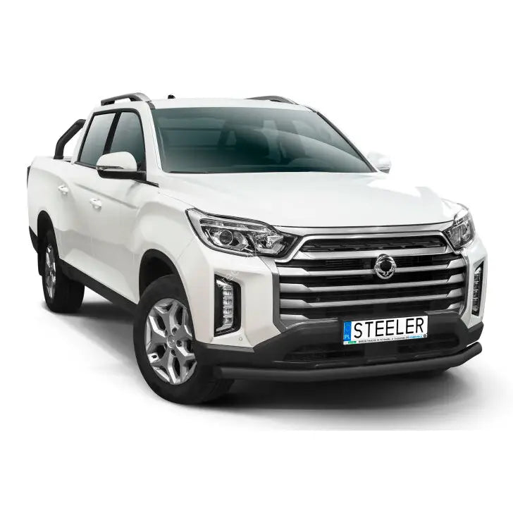 Kufanger på SsangYong Musso 21-modell pickup med forkrommede detaljer, sett skrått forfra.