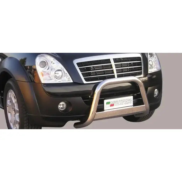 Frontbøyle Ssangyong Rexton 06-12 EC godkjent medium bar montert på svart SUV sett forfra.