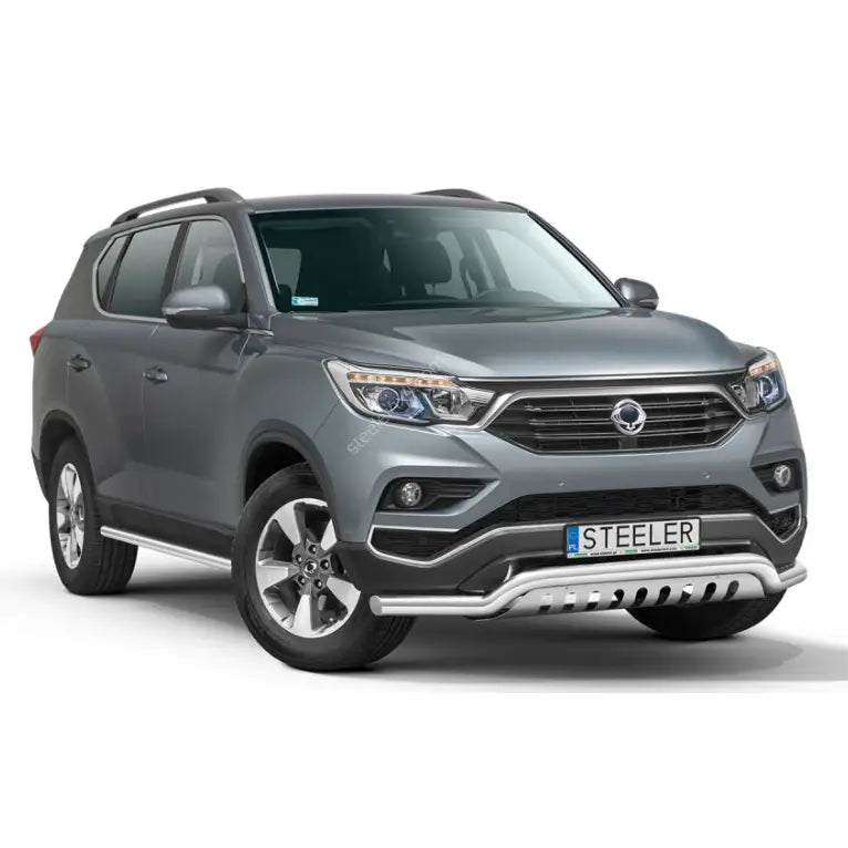 Frontbøyle SsangYong Rexton 18-21 montert på grå SUV med sølvdetaljer og takrails.