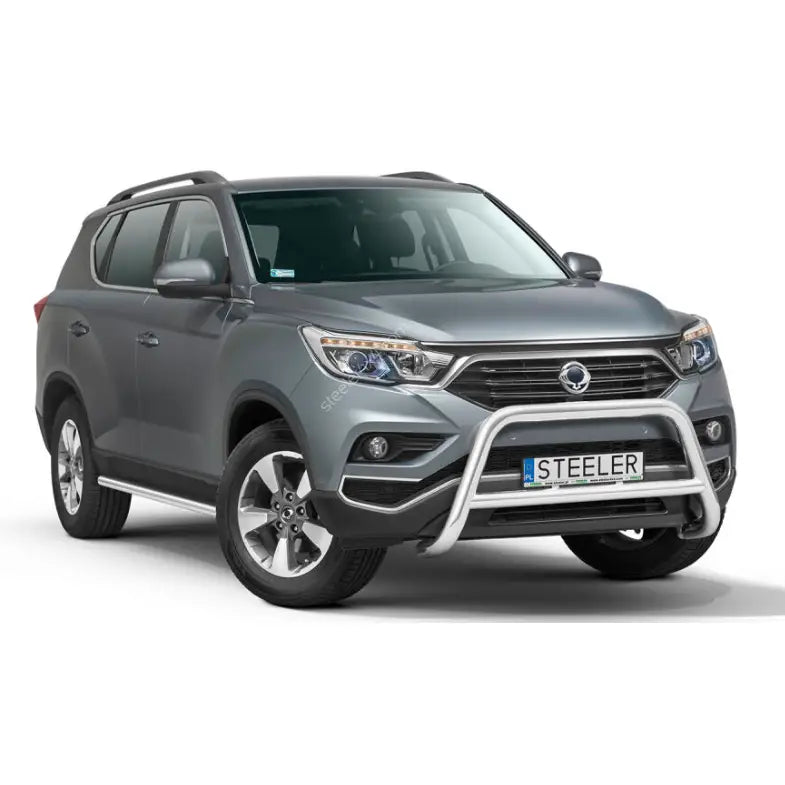 Frontbøyle SsangYong Rexton 18-21 montert foran på grå SUV med store felger og kromdetaljer.
