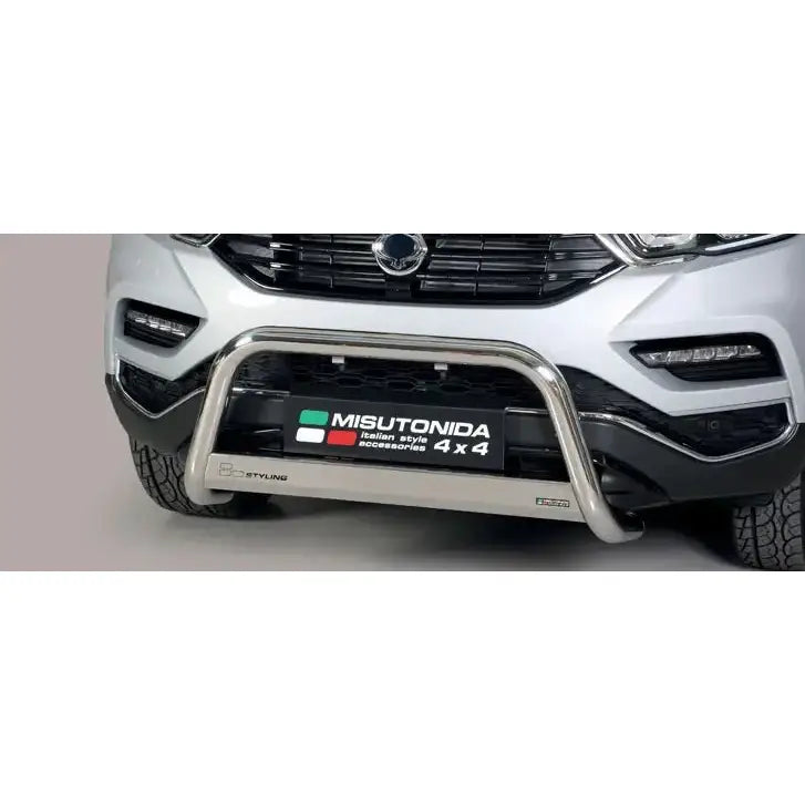 Frontbøyle Ssangyong Rexton 18- i sølvfarget metall sett rett forfra montert på SUV.