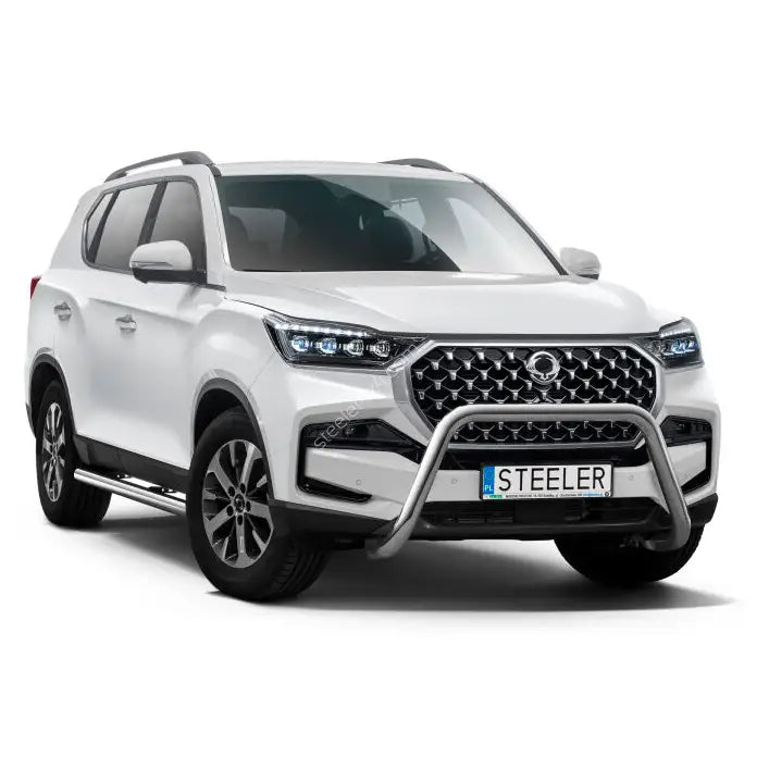 Frontbøyle på SsangYong Rexton 21- SUV med kromdetaljer og LED-lykter mot hvit bakgrunn.