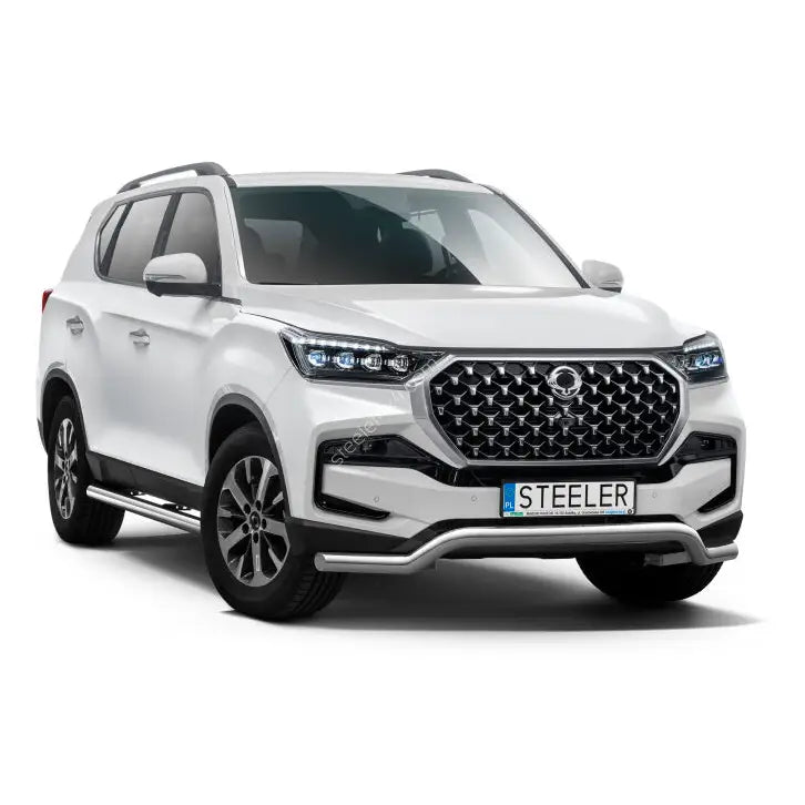 Frontbøyle SsangYong Rexton 21- EC godkjent lav montert på hvit SUV med sorte og kromdetaljer.