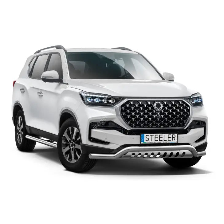 Frontbøyle SsangYong Rexton 21- montert på hvit SUV med sølv sidebeskyttere og LED-lys.