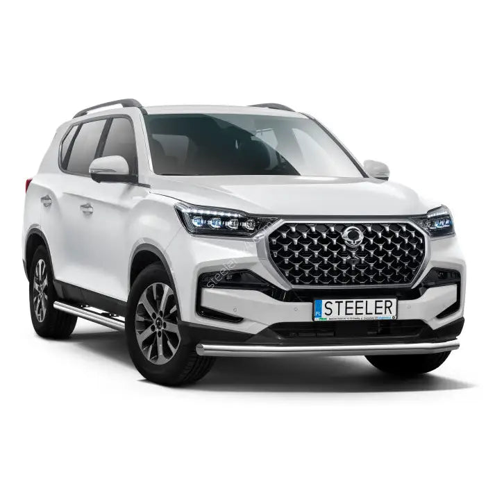 Frontbøyle SsangYong Rexton 21- i stål montert på hvit SUV med LED-lykter og kromgrill.