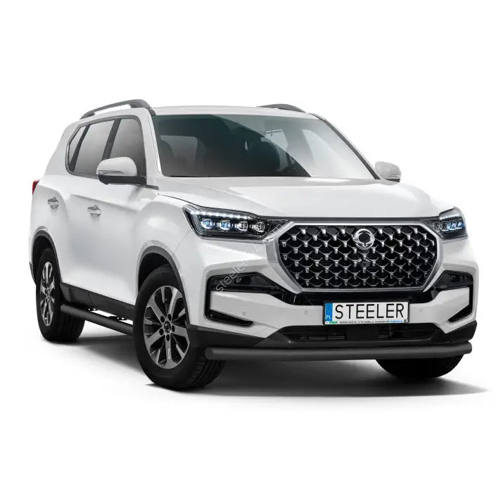 Kufanger på SsangYong Rexton 21 lav stål, sett skrått forfra mot hvit bakgrunn.