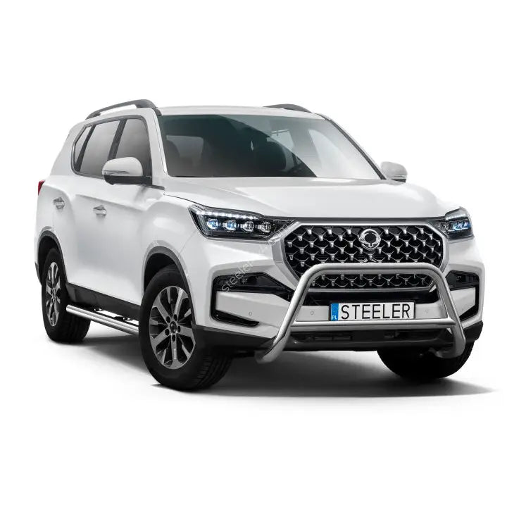 Frontbøyle på SsangYong Rexton 21 med sølvfarget kufanger og sort grill, sett forfra i trekvart vinkel.