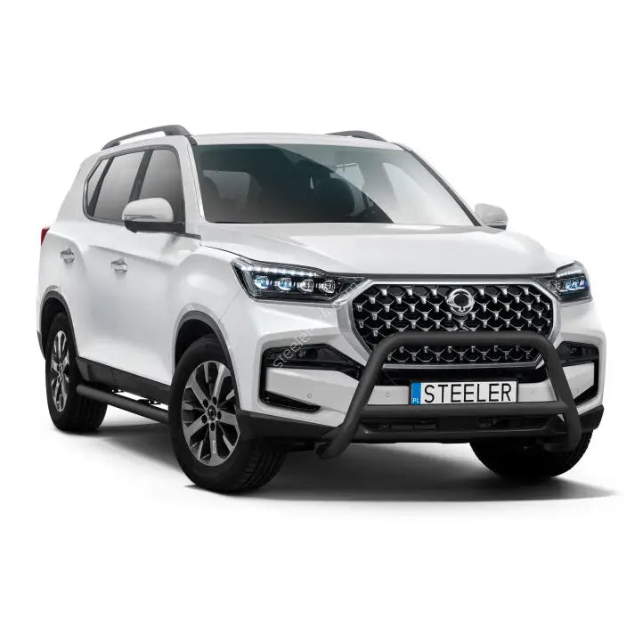 Kufanger til SsangYong Rexton 21- med tverrør, montert på hvit SUV med sidetrinn og LED-lykter.