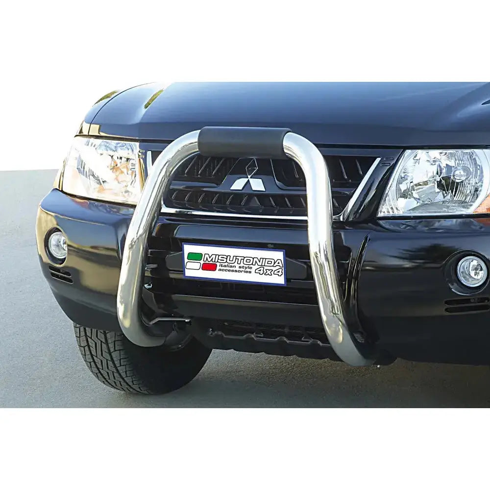 Frontbøyle stor Inox montert på svart Mitsubishi Pajero 03-06, sett rett forfra med sort beskyttelse.