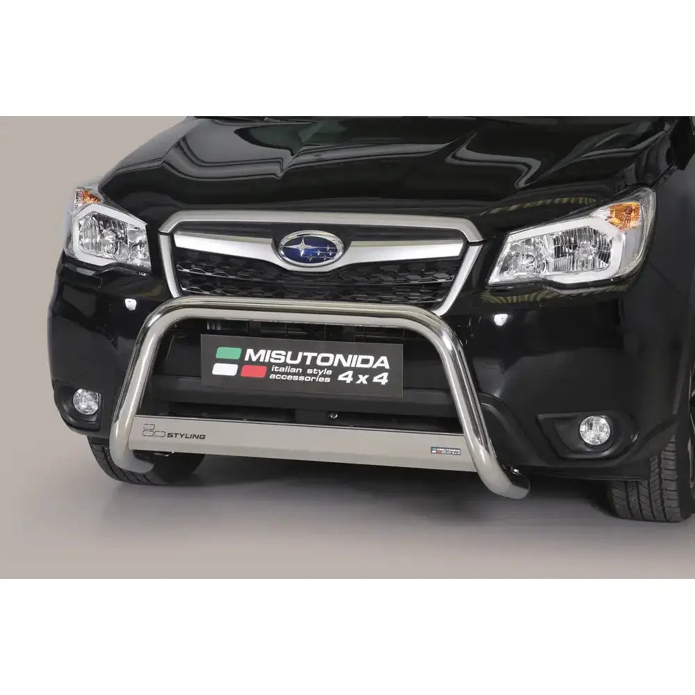 Frontbøyle Subaru Forester 13-15 EC godkjent medium bar montert på svart SUV sett forfra.