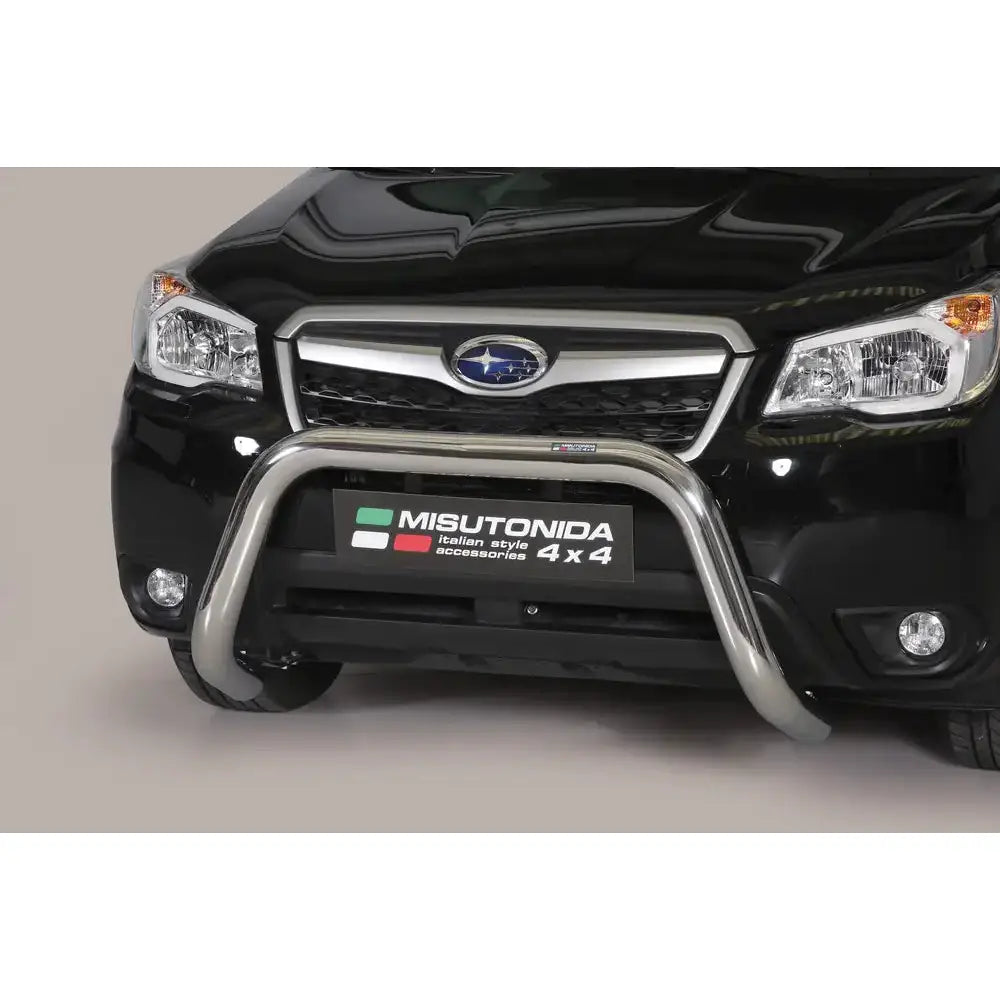 Frontbøyle Subaru Forester 13-15 montert på svart SUV, viser grill, frontlys og sølvfarget metallbøyle.