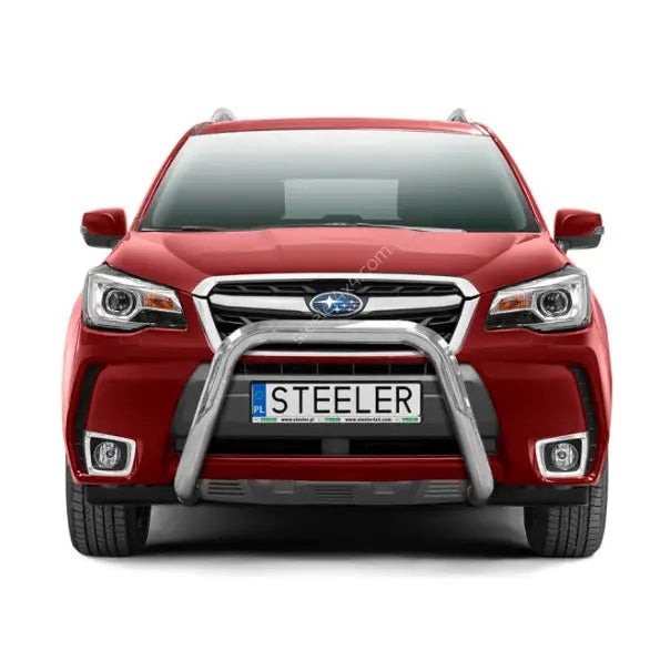 Frontbøyle Subaru Forester 13-19 montert på rød bil med sølvfarget kufanger foran grillen.