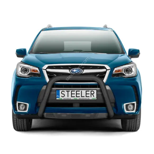 Kufanger til Subaru Forester 13-19 EC godkjent montert foran på blå SUV mot hvit bakgrunn.