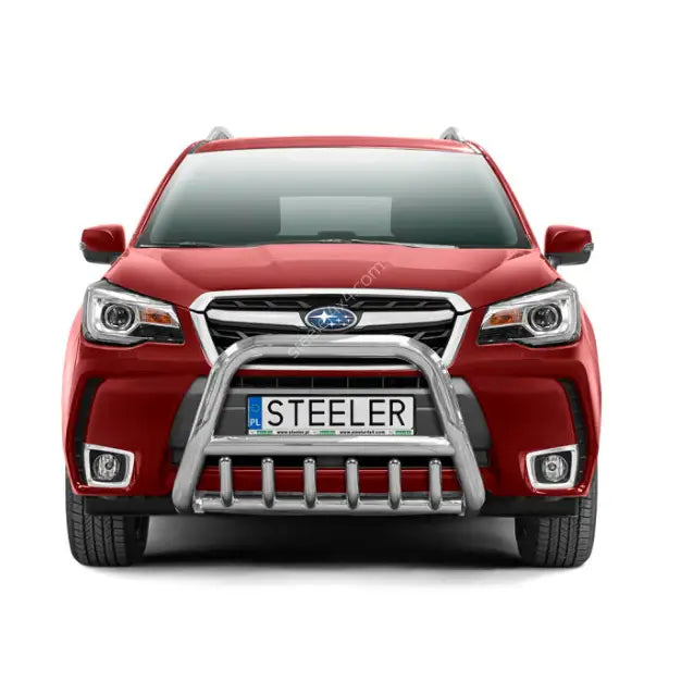 Frontbøyle Subaru Forester 13-19 montert på rød SUV med sølvfarget metallkufanger foran grillen.