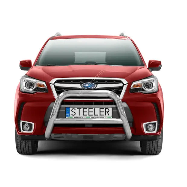 Frontbøyle Subaru Forester 13-19 i sølv metall montert foran på rød SUV med skiltet "STEELER".
