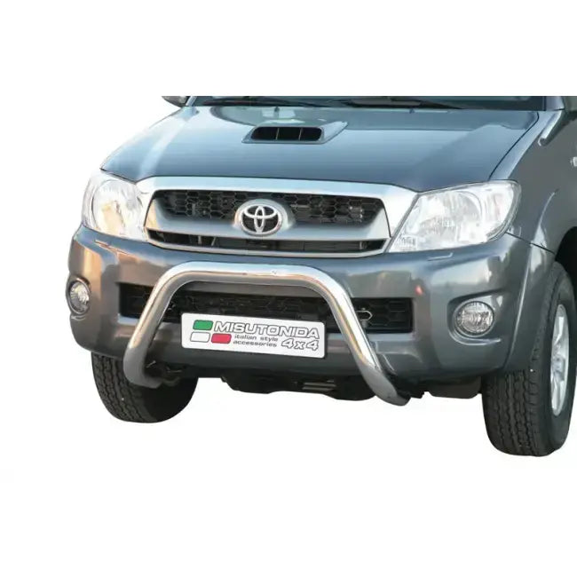 Frontbøyle Super Bar montert på Toyota HiLux 2005-2011, sett rett forfra med blankt metall.