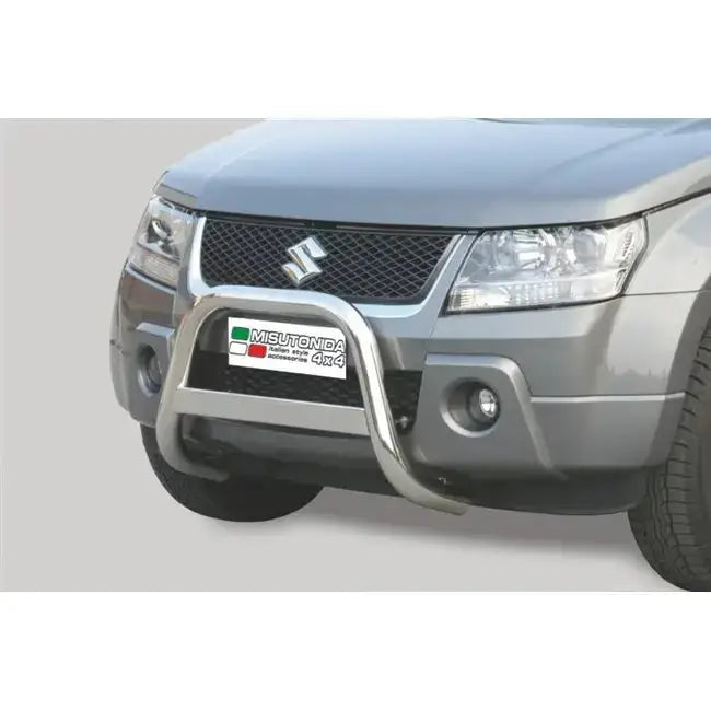Frontbøyle Suzuki Grand Vitara 05-08 i blankt metall montert foran grillen på grå SUV.