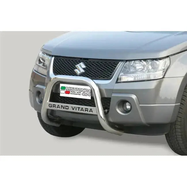 Frontbøyle Suzuki Grand Vitara 05-08 EC godkjent medium mark, montert på sølvfarget bil.