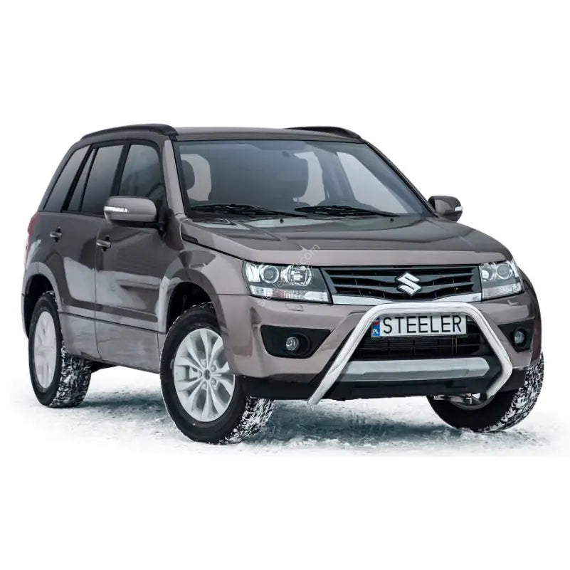 Frontbøyle på Suzuki Grand Vitara 06-14 montert foran på brun SUV på snødekt underlag.