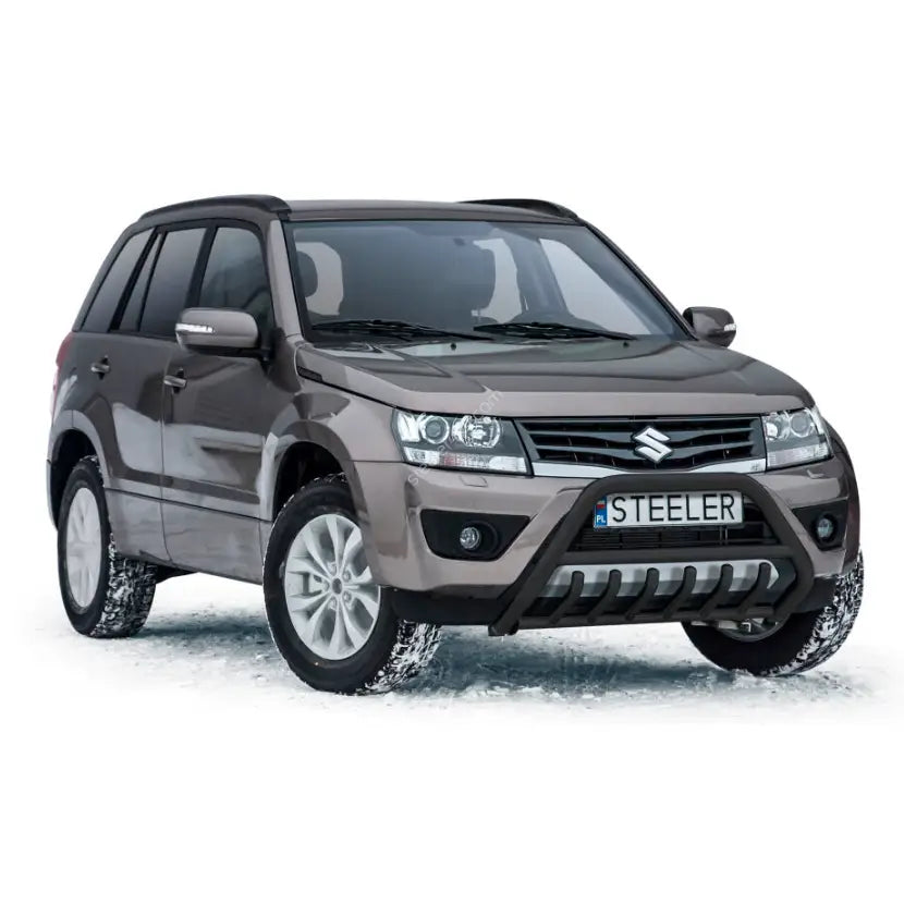 Kufanger på Suzuki Grand Vitara 06-14 med sølvdetaljer, montert på brun SUV på snø.