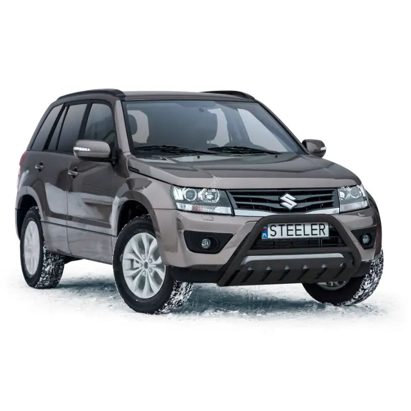 Kufanger på Suzuki Grand Vitara 06-14 EC godkjent, montert foran på grå SUV med stålfelger på snø.