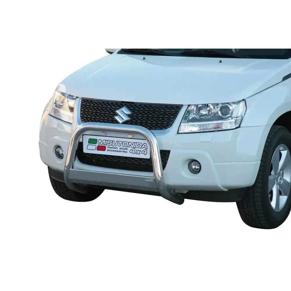 Frontbøyle Suzuki Grand Vitara 09-12 montert foran på hvit SUV, viser frontgrill og lykter.