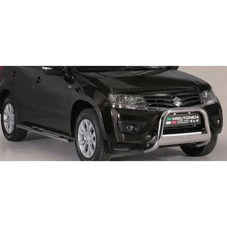 Frontbøyle Suzuki Grand Vitara 13-15 montert på svart SUV med sølvfarget kufanger og metall sidesteg.