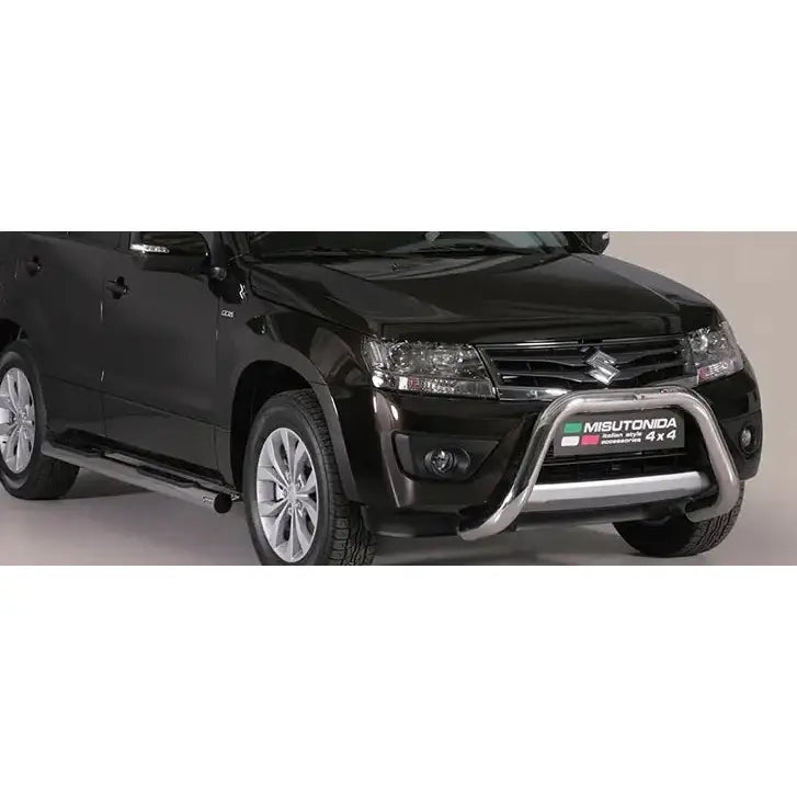 Frontbøyle Suzuki Grand Vitara 13-15 montert på svart SUV med blanke aluminiumsdetaljer og stigbrett.