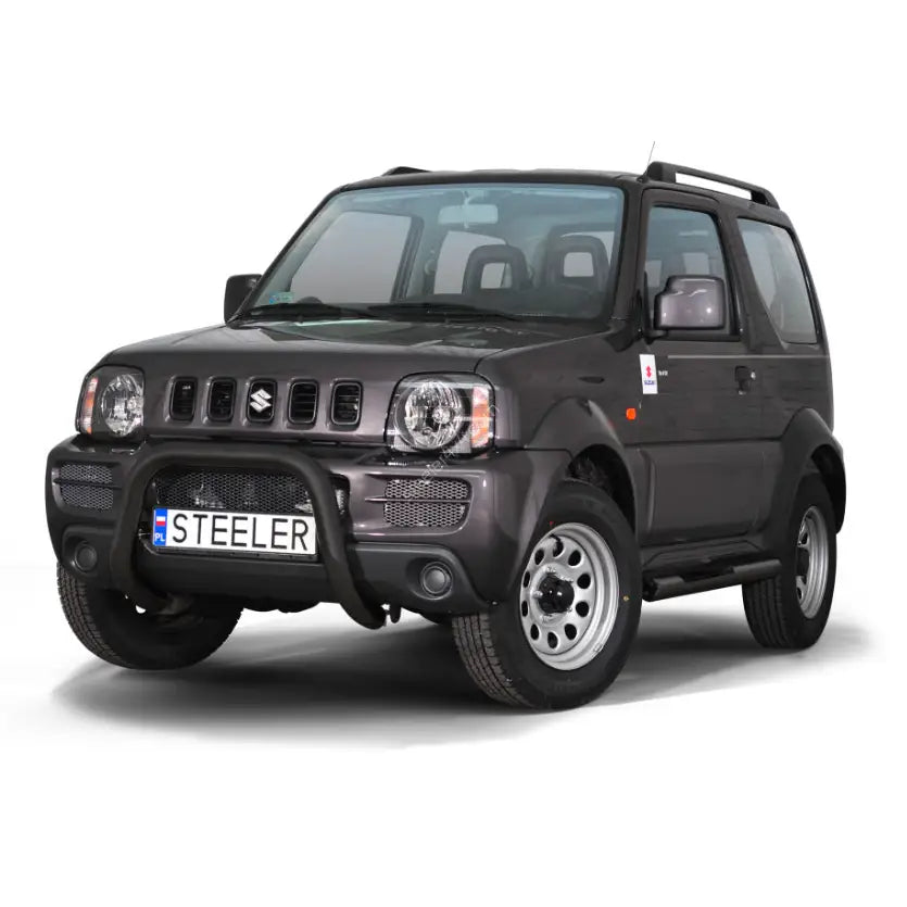 Kufanger Suzuki Jimny 05-12 montert foran på mørkegrå SUV med synlige frontlykter og "STEELER" nummerskilt.